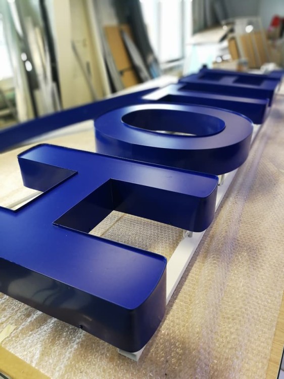 Podswietlane-litery-3D-LED-na-elewacji-widok-reklamy-swietlnej-po-zmroku-wysoka-widocznosc