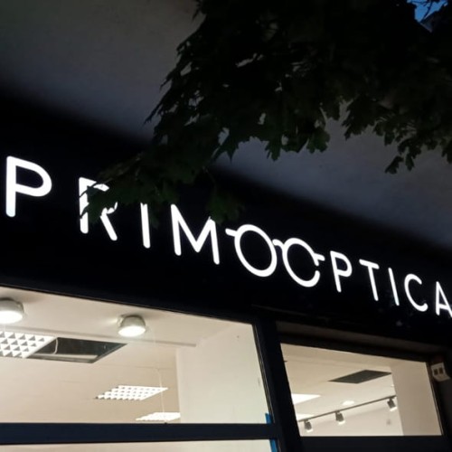 Kaseton reklamowy PRIMOOPTICA | Nowoczesne litery przestrzenne LED dla optyka. Zadbaj o widoczność salonu optycznego! Eleganckie, podświetlane logo PRIMOOPTICA. Energooszczędne i wyraziste rozwiązanie.