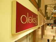 kaseton-reklamowy-podswietlany-logo-Oleksy-elegancki-bezowo-bordowy-w-galerii-handlowej