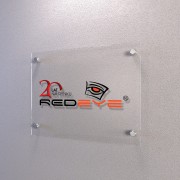 Tabliczka-reklamowa-z-bezbarwnej-plexi-montowana-na-metalowych-dystansach-nowoczesny-szyld-z-logotypem