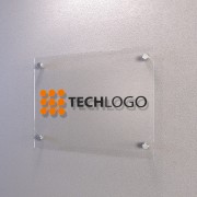 Tabliczka-reklamowa-z-bezbarwnej-plexi-montowana-na-metalowych-dystansach-nowoczesny-szyld-z-logotypem