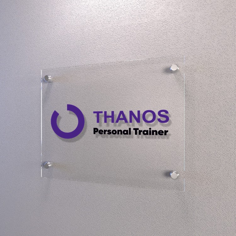 Tabliczka-reklamowa-z-bezbarwnej-plexi-montowana-na-metalowych-dystansach-nowoczesny-szyld-z-logotypem