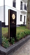 pylon-reklamowy-czarno-zloty-villa-44-podswietlany