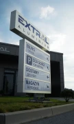 Wolnostojacy-szyld-reklamowy-pylon-firmowy-na-konstrukcji-stalowej-widoczny-24-7-montaz-przy-drodze