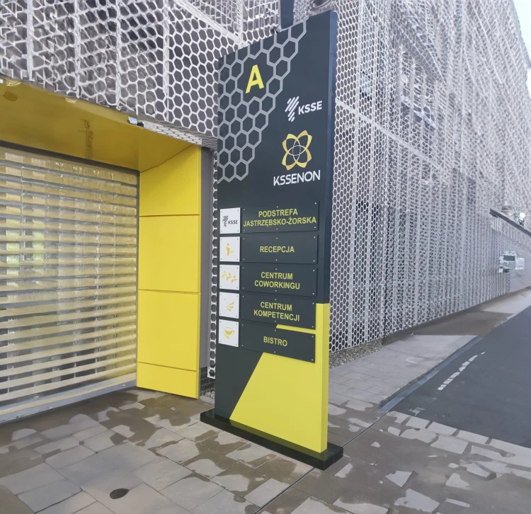 pylon-informacyjny-systemowy-biurowiec-zolta-recepcja