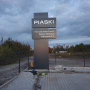 pylon-reklamowy-podswietlany-segmentowy-fabryka-mebli