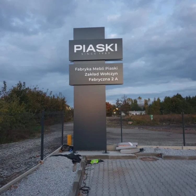 pylon-reklamowy-podswietlany-segmentowy-fabryka-mebli