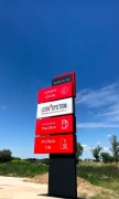 Wysoki-pylon-reklamowy-malowana-proszkowo-blacha-oznakowanie-wjazdu-na-teren-parkingu