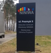 pylon-reklamowy-dwustronny-czarny-led-punkt