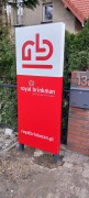 pylon-reklamowy-bialo-czerwony-royal-brinkman-logo