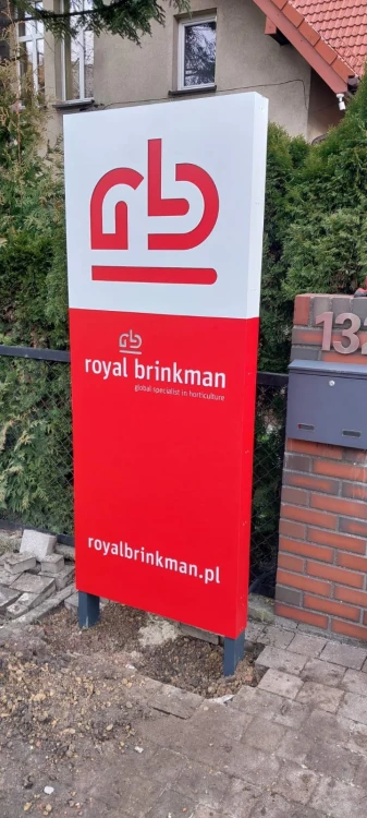 pylon-reklamowy-bialo-czerwony-royal-brinkman-logo