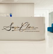 Logotyp-przestrzenny-zloto-recepcja-Sensin-Clinic