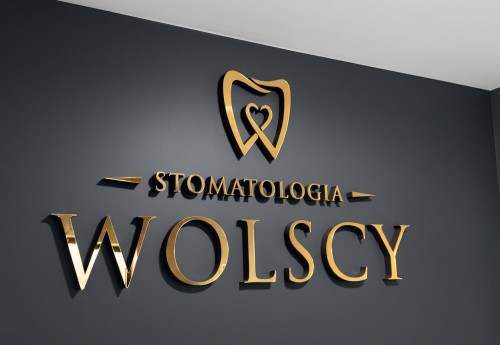 niestandardowe-logo-3d-z-plexi-eleganckie-przestrzenne-oznakowanie-firmowe-do-montazu-w-recepcji-lub-biurze