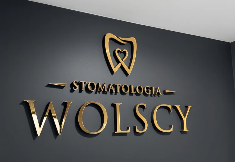 niestandardowe-logo-3d-z-plexi-eleganckie-przestrzenne-oznakowanie-firmowe-do-montazu-w-recepcji-lub-biurze