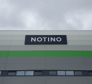 kaseton-reklamowy-notino-elewacja