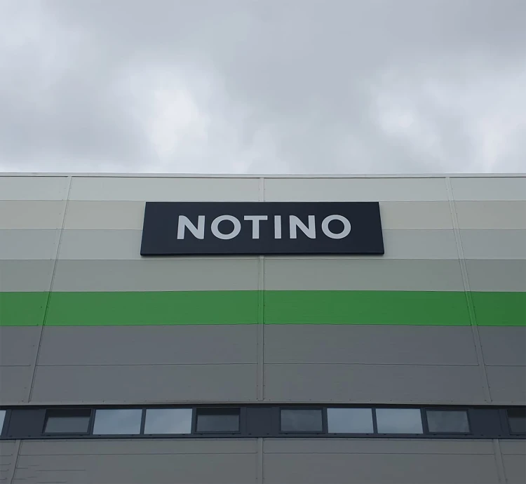 kaseton-reklamowy-notino-elewacja