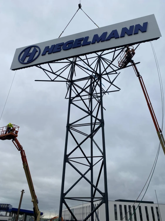 montaż-totemu-reklamowego-pylon-hegelmann