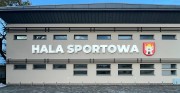 litery-blokowe-hala-sportowa-oznakowanie-budynku